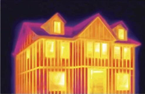 Photo infrarouge d'une construction standard illustrant les pertes de chaleur par les ponts thermiques