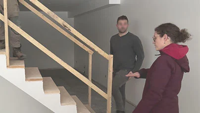 Photo de l'architecte et l'entrepreneur en discussion au chantier de construction