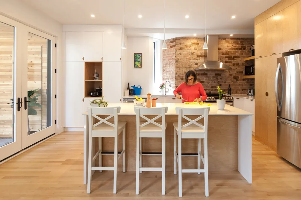 Espace extérieur couvert avec table et banquette - finition chaleureuse en bois