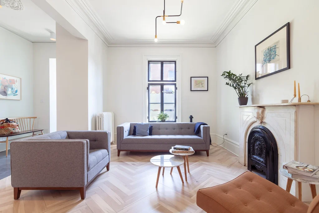 Salle à manger dans maison centenaire rénovée sur le plateau mont-royal à Montréal, plancher en chevron