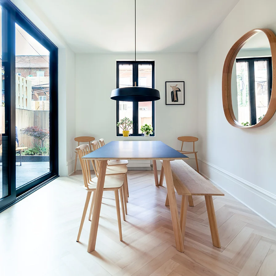 Salle à manger dans maison centenaire rénovée sur le plateau mont-royal à Montréal, plancher en chevron