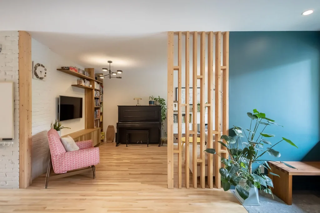 Mur de salon avec mur ajouré vers l'escalier